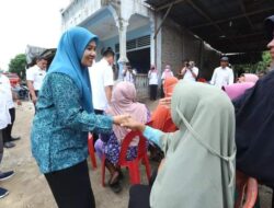 TP PKK Labusel dampingi Bupati H. Edimin berikan bantuan korban bencana alam angin puting beliung
