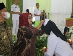 Pemkab Labuhanbatu saksikan wisuda Purna Siswa ke- VII yang dirangkai dengan Capping Day jurusan kesehatan angkatan ke- I SMK Al-Azis Labuhanbatu tahun ajaran 2021-2022