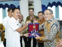 Bupati Labusel hadiri acara bedah buku “Memimpin Dengan Hati”