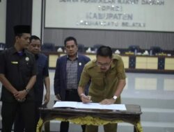 Bupati Labusel ikuti Sidang Paripurna DPRD tentang Keputusan Bersama DPRD dan Bupati terhadap Rancangan Peraturan Daerah