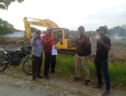 PT SSJL Grup Sumbang alat berat perbaiki lapangan bola kaki di Kecamatan Kualuh Ledong