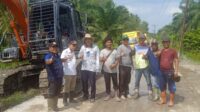 Tokoh masyarakat Desa Air Hitam perbaiki Jalan Dusun Sei Dua Kebun