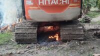 Masyarakat Desa Tanjung Magedar mengamuk, bakar Alat berat beko dan gudang dilahan milik pengusaha