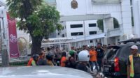 Massa Exco Partai Buruh Sumatera Utara Melakukan Aksi Unjuk Rasa Damai