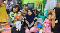 Personil Polres Labuhanbatu ramai-ramai menyambangi anak pengidap Stunting