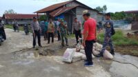 Perbaiki jalan yang rusak, Personil Polsek Kualuh Hilir bersama lurah, kepling dan masyarakat gotong royong
