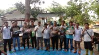 Asisten Afd VIII, Kebun Aeknabara Selatan Berikan cindera mata kepada Pemanen*.