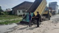 Ketua AMPG Labura Rimba Bartuah Sitorus sumbang batu Pertrun untuk perbaikan jalan gang Nendek yang rusak di kelurahan Tanjung ledong