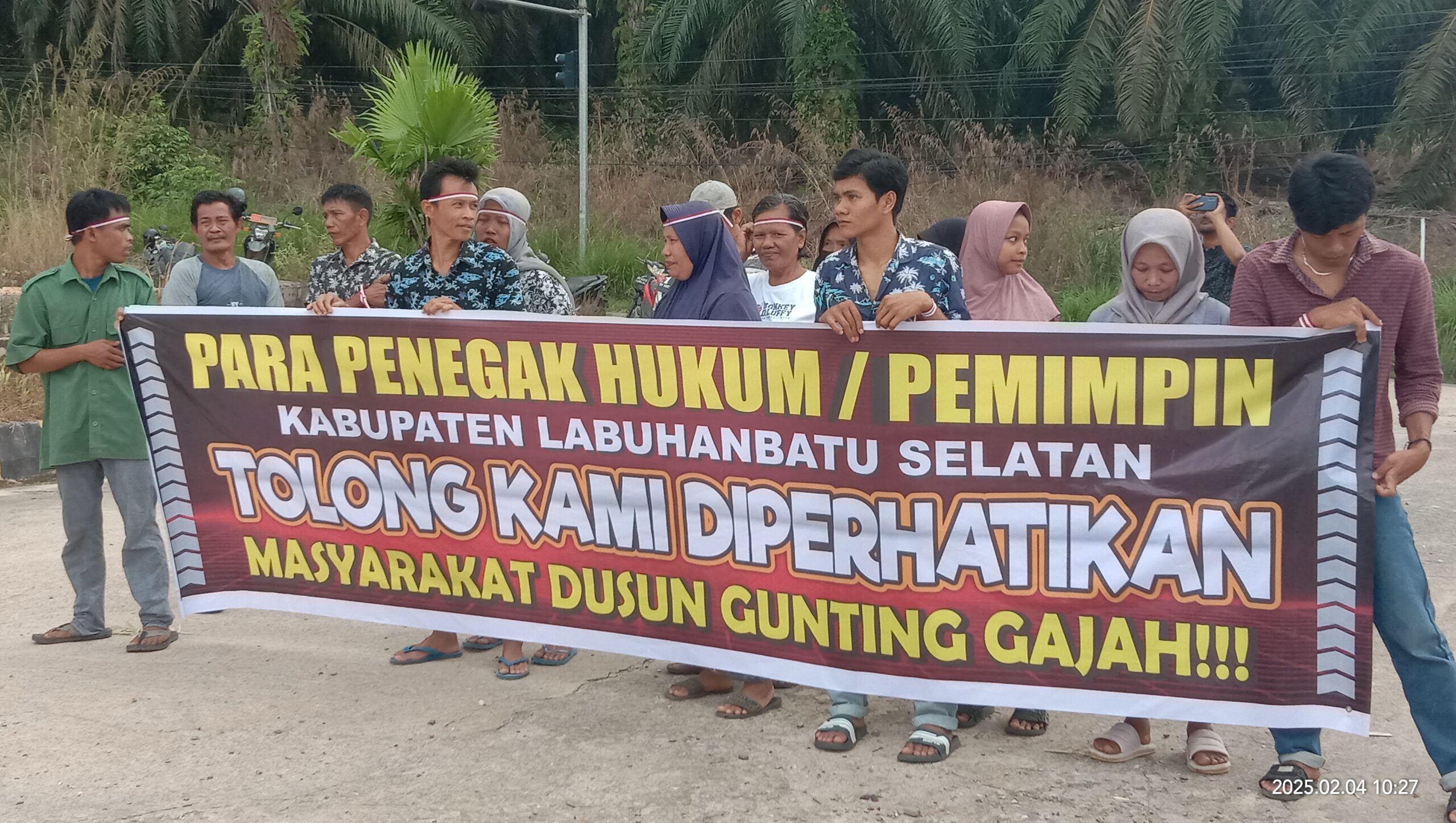 (Foto: Puluhan warga Dusun Gunting Gajah menggelar unjuk rasa, Selasa, (4/2/2025)