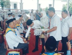 Bupati Labusel Gelar Bimbingan dan Pemberian Bingkisan untuk Jamaah Haji 1446 H