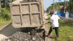 ‎Tak butuh waktu lama respon manajemen Kebun Aek Nabara Selatan memperbaiki Akses Jalan Rusak menuju Sekolah.